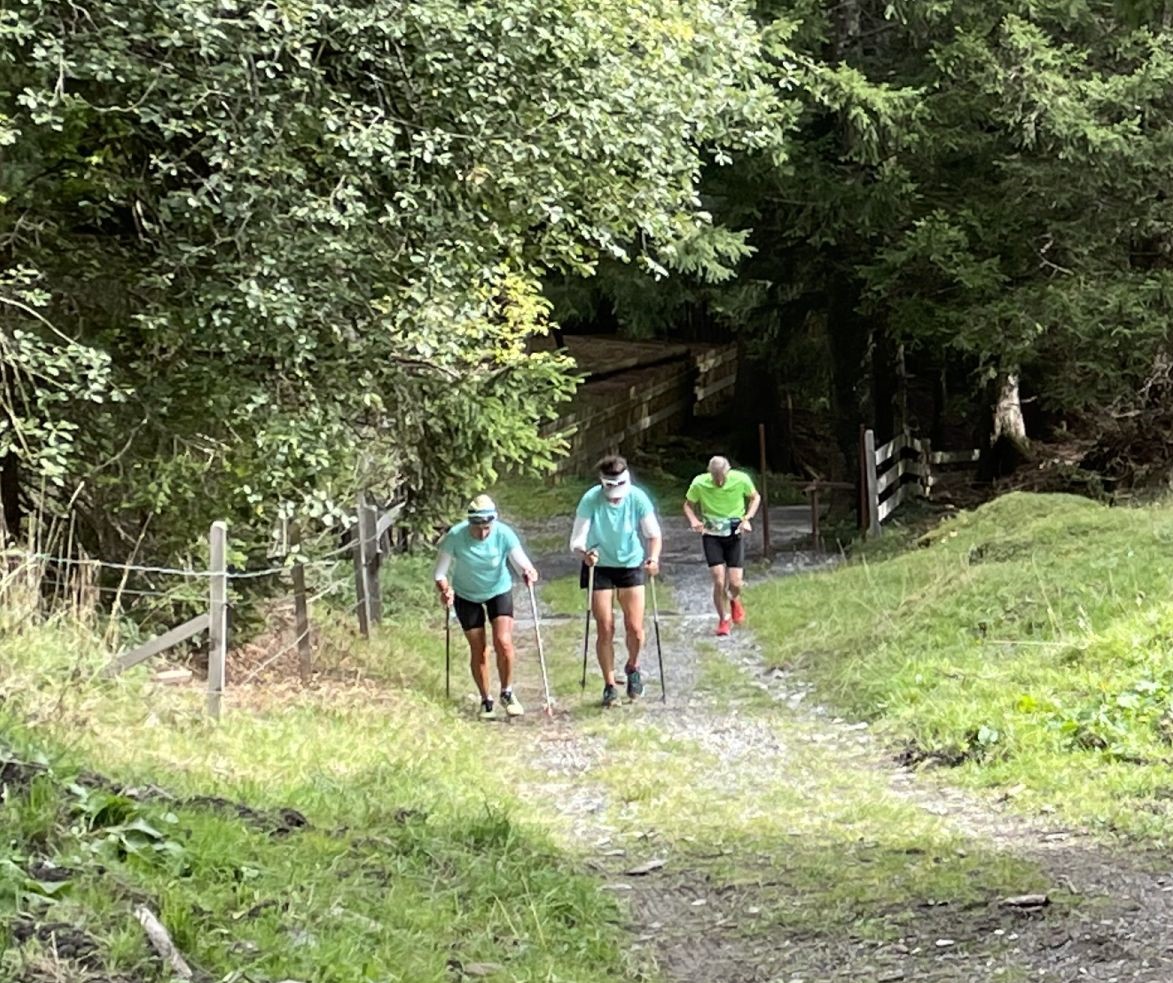 Anita mit, Baha ohne Stöcke